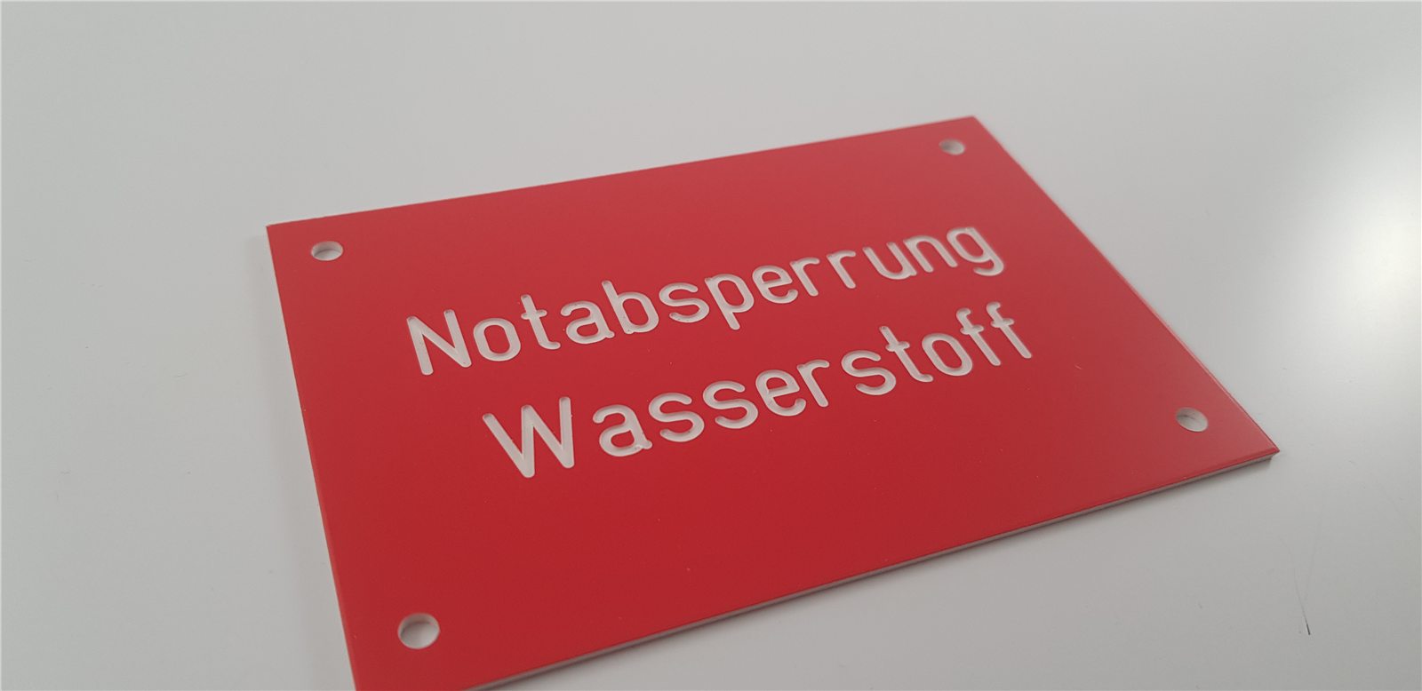 Warn- und Hinweisschild für eine technische Rohrleitung
